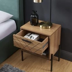 Table De Chevet GEOMA Effet Chêne Foncé Et Motifs 1 Tiroir -Canapé Rêve Promos Magasin table de chevet geoma effet chene fonce et motifs 1 tiroir 2